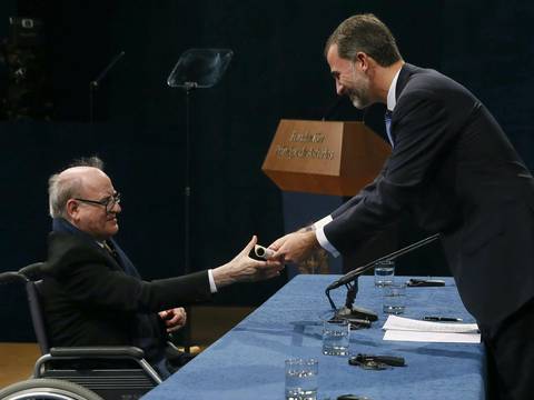 Felipe VI le entrega a Quino el Premio Príncipe de Asturias