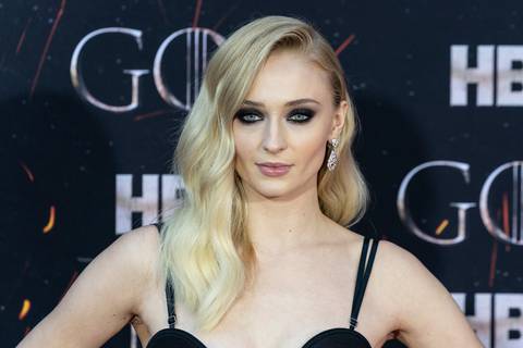 Sophie Turner y Peregrine Pearson se besan en Londres y confirman su relación