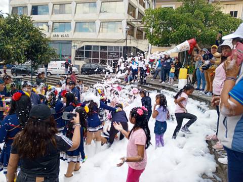 Desfile y festival de la paz por carnaval se realizó en San Blas, en el centro histórico de Quito