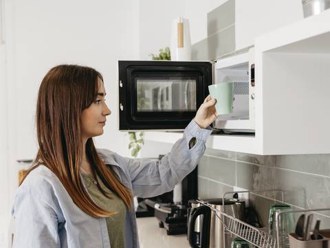 Si metes alguna de estas cinco cosas a calentar en el microondas puedes poner en riesgo tu salud