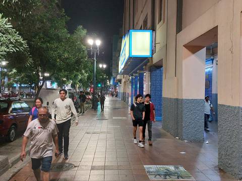 El rostro del centro de Guayaquil en la noche