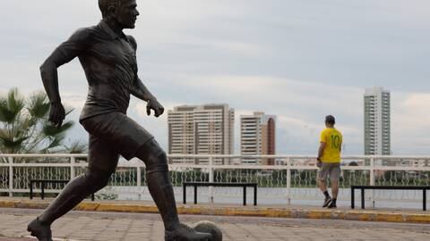 ¿Dani Alves se queda sin estatua? Activista pide retirar escultura de ciudad natal del exjugador