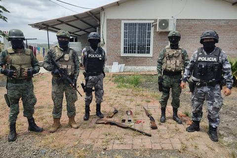 Intentaron huir de los militares, pero fueron capturados con armas y drogas  en sector  La Pila del cantón Montecristi 