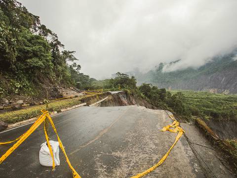 Por erosión regresiva, se analiza construir nueva carretera de 19 kilómetros en El Reventador, se descartan nuevas variantes