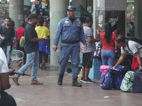 Metropolitanos y policías recorren varios sectores de Guayaquil durante los cortes de luz 