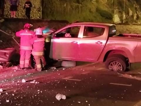 Una camioneta se estrelló contra poste en Cuenca