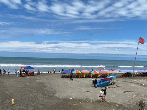 Preocupación en operadores turísticos de Manabí por repercusión del oleaje en los diferentes balnearios  