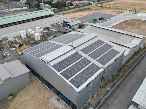 Con 351 paneles solares Agripac busca cubrir más del 90 % de la demanda de energía de su planta en Durán 