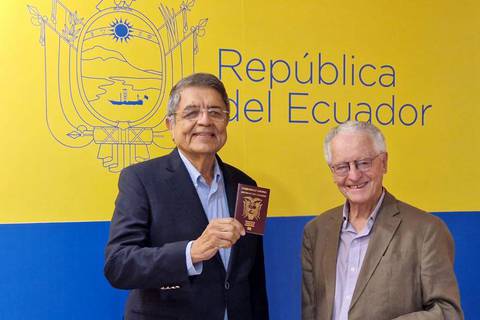 El escritor Sergio Ramírez recibió su pasaporte ecuatoriano