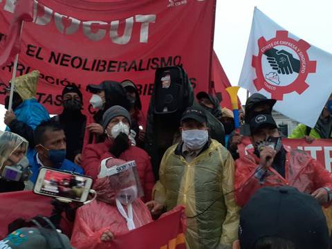 Trabajadores consumaron su protesta en contra de los despidos y medidas económicas