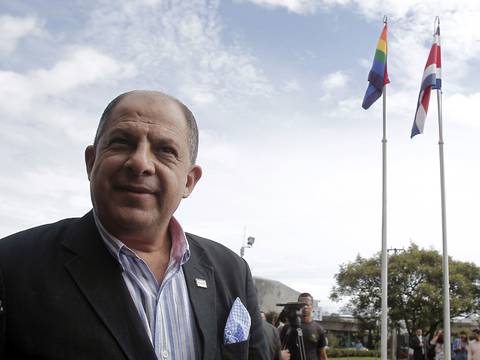 Presidente de Costa Rica iza la bandera de la diversidad sexual 