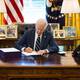 El presidente de EE. UU., Joe Biden, firma el tercer rescate fiscal contra la pandemia por 1,9 miles de millones de dólares