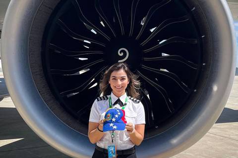 Piloto de aerolíneas e influencer de aviación: hermosa joven sorprendió a sus padres en un vuelo a Denver y esta es su inspiradora historia