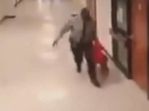 En video se observa agresión de un guardia a un alumno en una escuela en Estados Unidos 