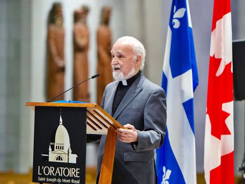 Sacerdote es apuñalado durante misa transmitida en vivo en Montreal