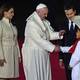 Mariachis y un mar de católicos reciben al papa Francisco en México