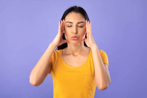 Los ejercicios de yoga facial que prometen eliminar la papada en una semana si los haces a diario