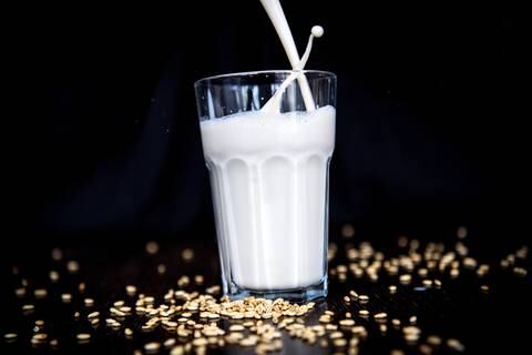 Todo lo que debes saber sobre la leche de avena: ¿engorda, contribuye a la acumulación de grasa?
