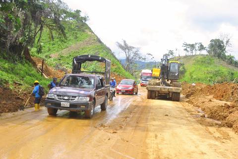Habilitan el tránsito vehicular en la carretera E-10 Ibarra-San Lorenzo, donde se produjo deslizamiento de tierra