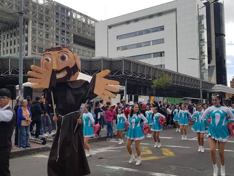 Cerca de  1.000 estudiantes con coreografías, acrobacias y bailes saludaron a Quito en su fundación