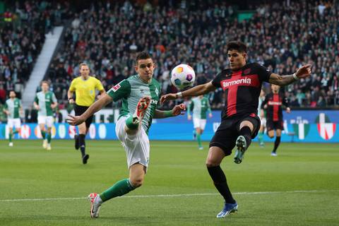Piero Hincapié asiste en la goleada del Bayer Leverkusen que recupera el liderato de la Bundesliga