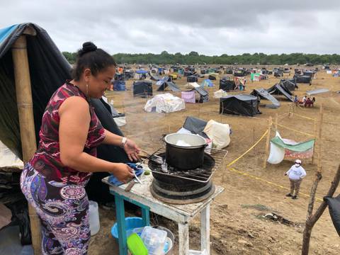 Más de 1000 familias dicen que no tienen casas e invaden terrenos de una antigua camaronera en Puerto Bolívar; autoridades de El Oro anuncian desalojos