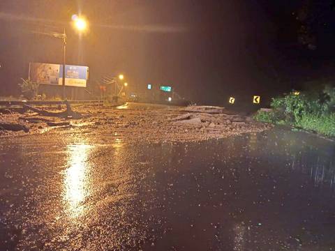 La vía Alóag-Santo Domingo permanecerá cerrada este domingo 23 de abril por derrumbes a causa de la intensa lluvia