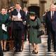 Reina Isabel II reaparece junto al príncipe Andrés: La monarca llora en el tributo a Felipe de Edimburgo mientras camina apoyada de un bastón