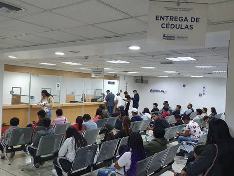 ‘Me robaron hace unos cinco días’: usuarios en Quito sacan cédula para votar este domingo, 15 de octubre