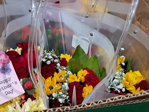 En una semana llegaron más de 103 millones de flores ecuatorianas a Estados Unidos para el Día de la Madre, este es su camino desde la base de Latam Cargo de Miami hasta el consumidor final