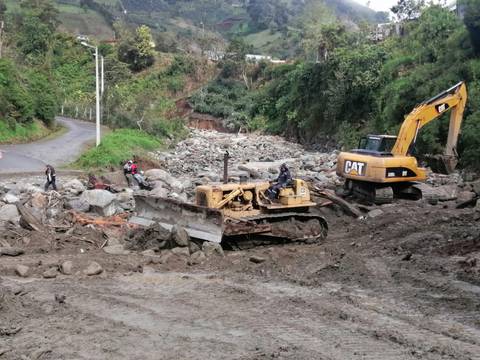 En Tungurahua se ejecutan trabajos de remoción de escombros y dragado en zonas afectadas por las lluvias; se ha recuperado alrededor del 60 % de la conectividad vial