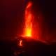 Lava del volcán de las Canarias pierde velocidad pero mantiene capacidad destructiva