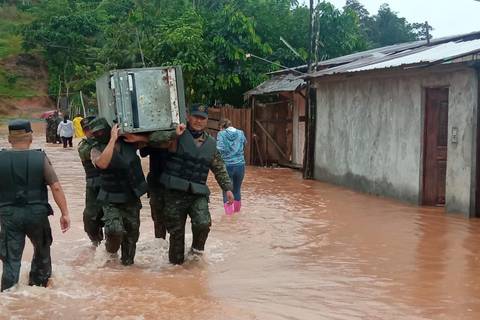 Militares ayudan a evacuar a familias de barrios inundados de Orellana