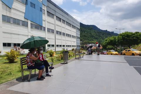 Espera de meses o falta de citas con especialistas, problemas que reportan pacientes del hospital Los Ceibos del IESS 