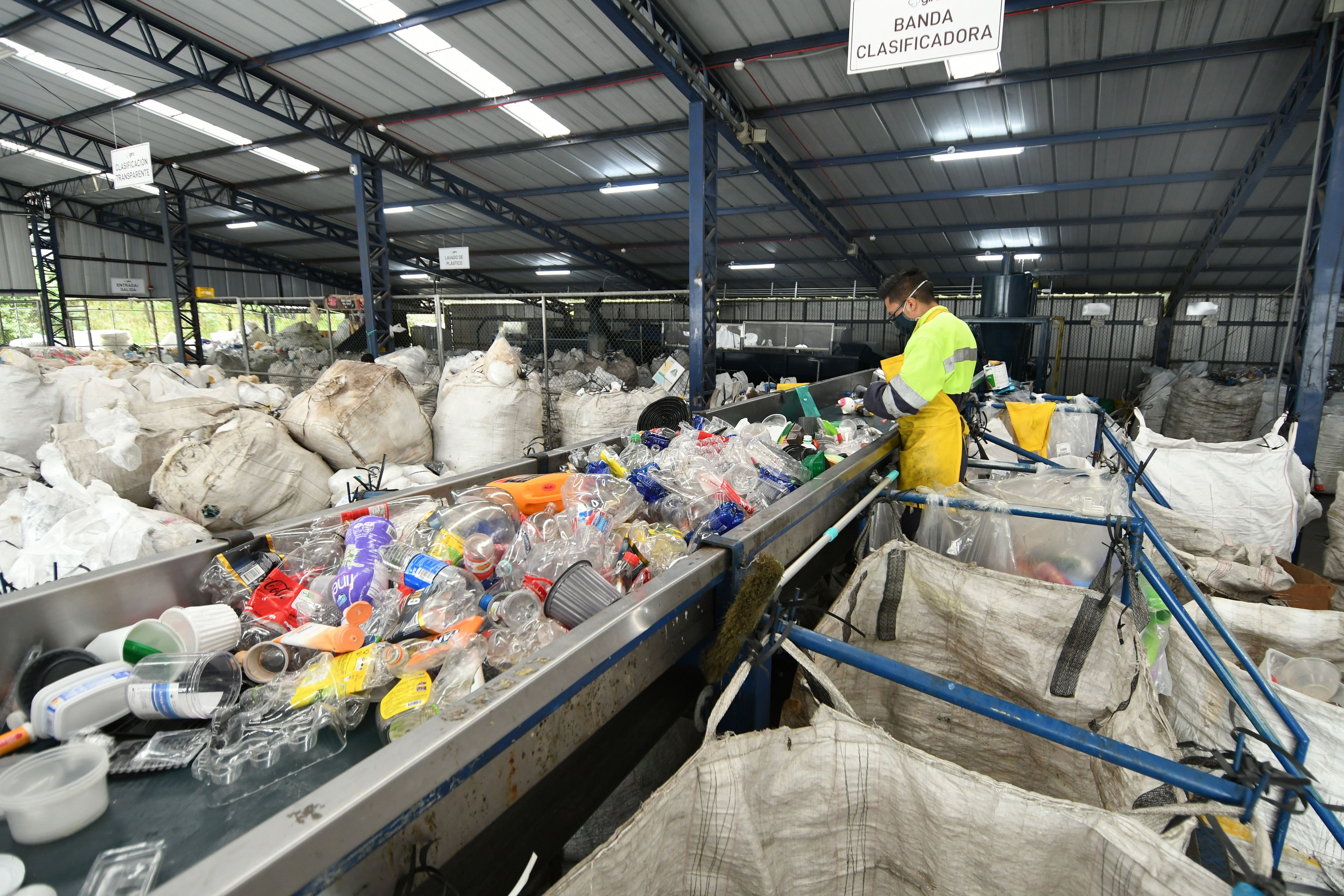 El 15 % de botellas vuelve a convertirse en botellas tras reciclado; muchas más se transforman en madera plástica, tarjetas y hasta en camisetas de la Selección