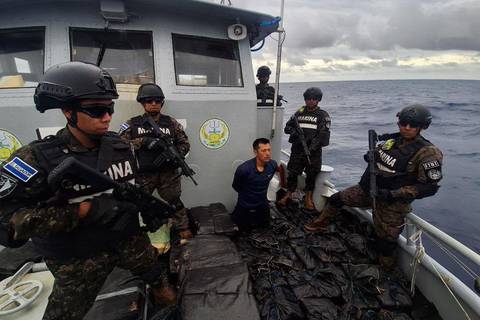Incautan droga valorada en $ 35 millones en aguas de El Salvador, dos ecuatorianos se encontraban en la embarcación