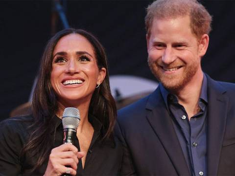 Meghan Markle sigue el ejemplo de Letizia de mucha elegancia a bajo costo luciendo un vestido de Banana Republic que cuesta 70 dólares en oferta