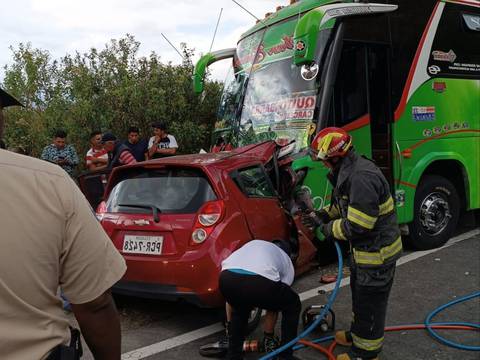 Un muerto y tres heridos deja choque entre automóvil y bus interprovincial en Carchi