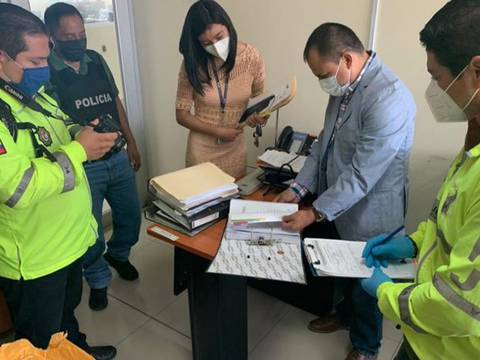 Fiscalía revisa documentos de convenios de pagos en el hospital Guayaquil