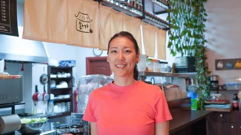 Esta es la historia de la ‘coreana guayaca’ de Urdesa, Young-min Son, quien promueve las propiedades saludables del kimchi en Ecuador