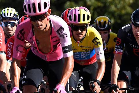 Richard Carapaz en el lote principal del Tour de Luxemburgo, con Corbin Strong como primer líder