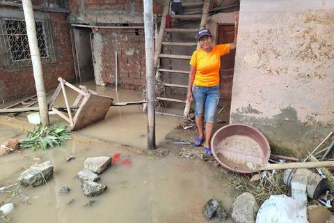 ‘Solo quedé con dos colchitas y un toldito’: familias en Chone perdieron todo en las inundaciones 