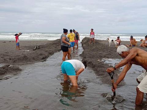 Habitantes de poblaciones costeras de Esmeraldas organizaron mingas para evacuar arena arrastrada por oleaje 