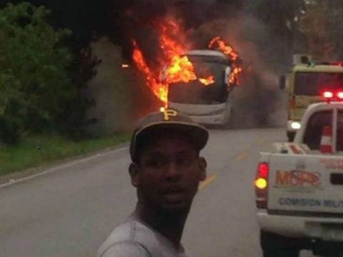 6 muertos y 12 de heridos al incendiarse un bus en República Dominicana