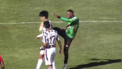 Criminal patada en Bolivia: portero de Unión Huayllamarca noqueó al delantero de Oruro Royal en la Copa Simón Bolívar
