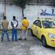 Cinco sujetos detenidos por robar un vehículo y extorsionar a sus víctimas en el sur de Quito