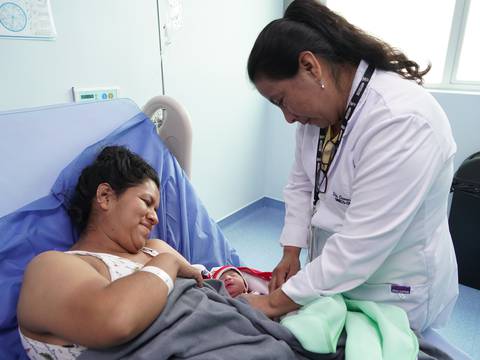 Carmen Salazar, la ginecóloga que ha asistido 4.000 partos en Guayaquil y tiene a su primogénita de colega