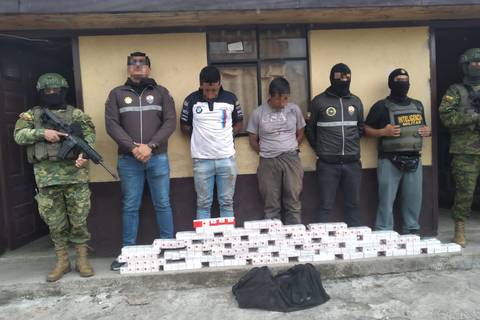 En Tulcán e Ibarra, militares aprehenden dinero, droga y pertrechos de guerra