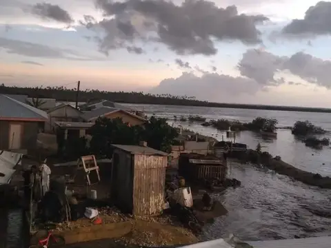 Reportan la primera muerte en Tonga tras erupción de volcán submarino