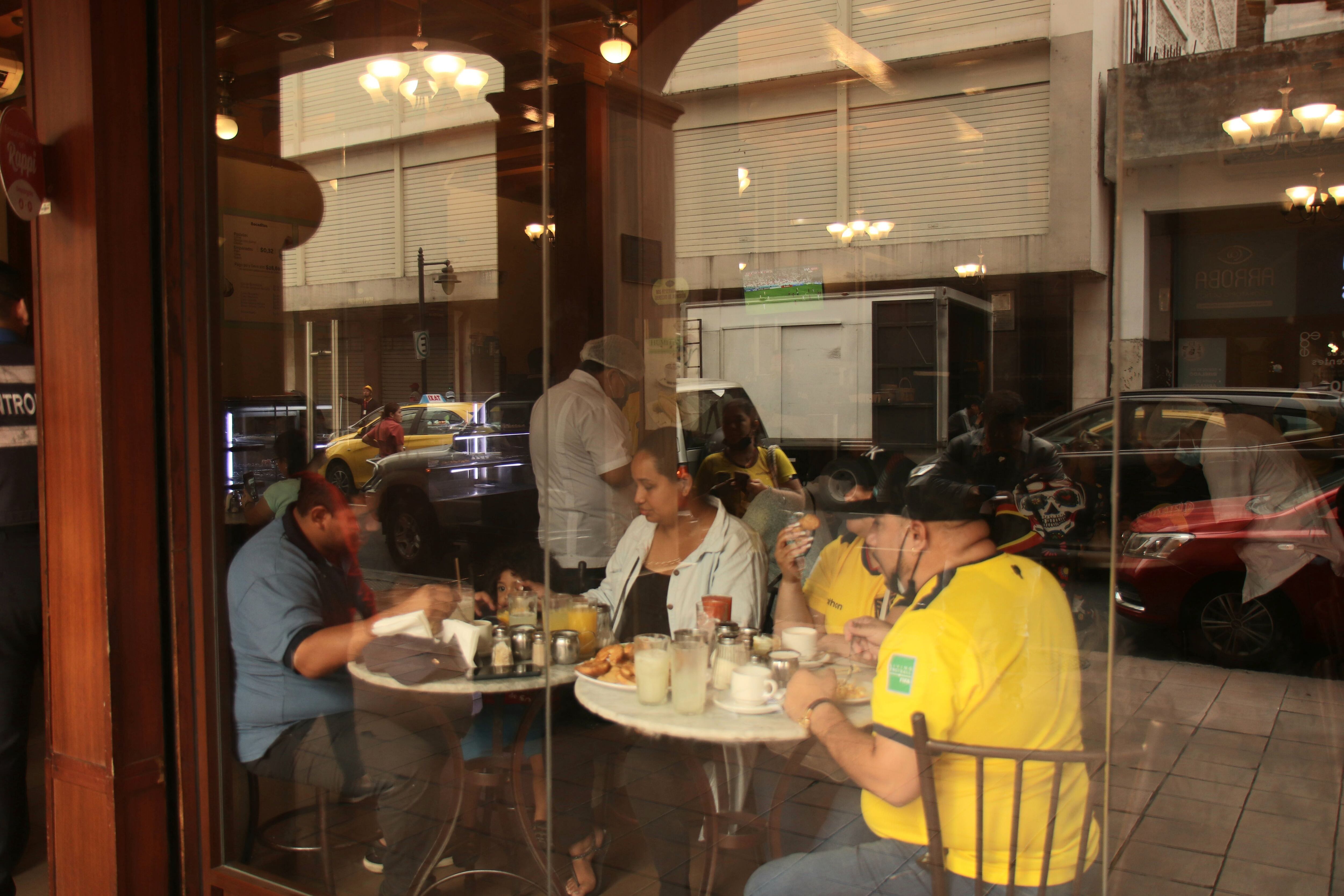 Cafeterías, almacenes de electrodomésticos y calles céntricas viven fervor mundialista por la Tri 